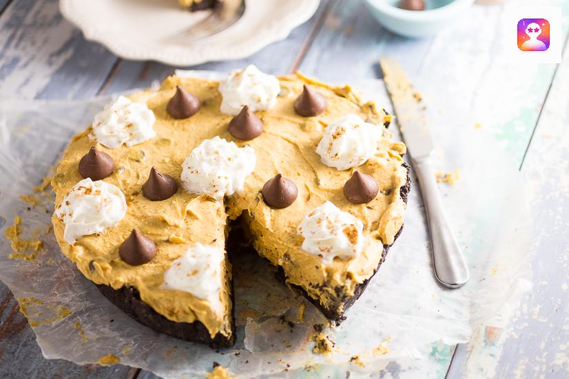 No Bake Pumpkin Chocolate Cheesecake Recipe -&nbsp;Festive, delicious, and easy No Bake Pumpkin Chocolate Cheesecake with a no bake pumpkin spice filling and chocolate chips in a chocolate Oreo crust. Perfect for both pumpkin spice lovers and chocolate lovers! No bake pumpkin spice cheesecake, chocolate chips, and a chocolate oreo crust?! Sounds amazing. Would be an easy Thanksgiving dessert recipe too!